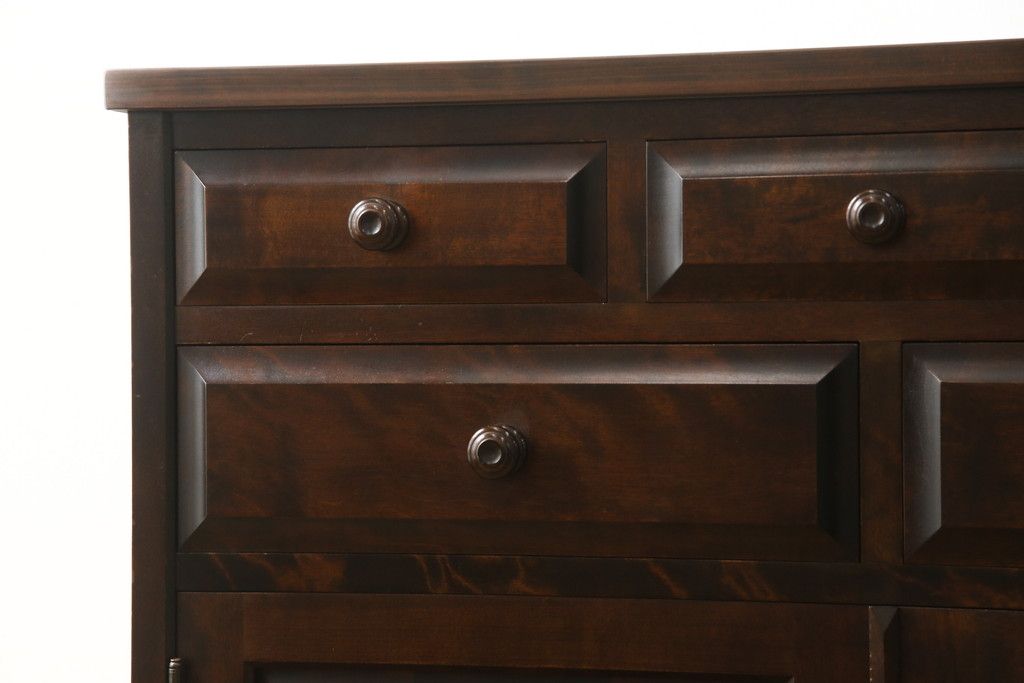 食器棚を2つのキャビネットにリメイク!上段は脚を取り付け。下段は底面にフェルトを取り付け。いずれも天板を取り付けて、ワントーン落ち着いた色に着色仕上げ。