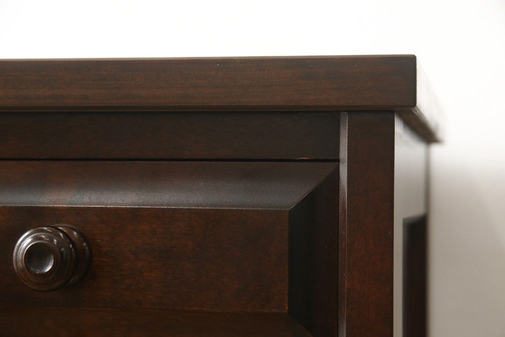 食器棚を2つのキャビネットにリメイク!上段は脚を取り付け。下段は底面にフェルトを取り付け。いずれも天板を取り付けて、ワントーン落ち着いた色に着色仕上げ。