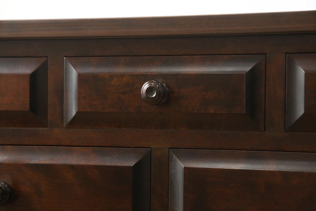 食器棚を2つのキャビネットにリメイク!上段は脚を取り付け。下段は底面にフェルトを取り付け。いずれも天板を取り付けて、ワントーン落ち着いた色に着色仕上げ。