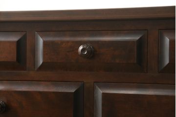 食器棚を2つのキャビネットにリメイク!上段は脚を取り付け。下段は底面にフェルトを取り付け。いずれも天板を取り付けて、ワントーン落ち着いた色に着色仕上げ。