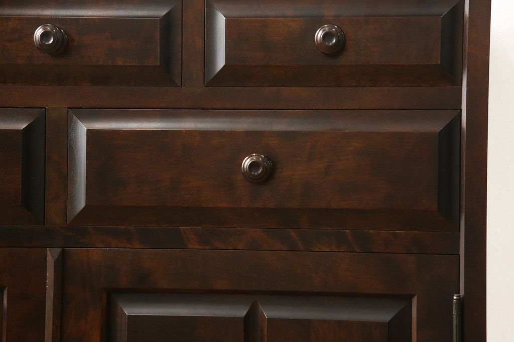 食器棚を2つのキャビネットにリメイク!上段は脚を取り付け。下段は底面にフェルトを取り付け。いずれも天板を取り付けて、ワントーン落ち着いた色に着色仕上げ。