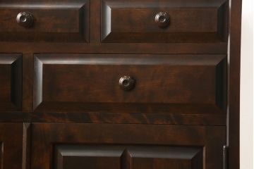 食器棚を2つのキャビネットにリメイク!上段は脚を取り付け。下段は底面にフェルトを取り付け。いずれも天板を取り付けて、ワントーン落ち着いた色に着色仕上げ。