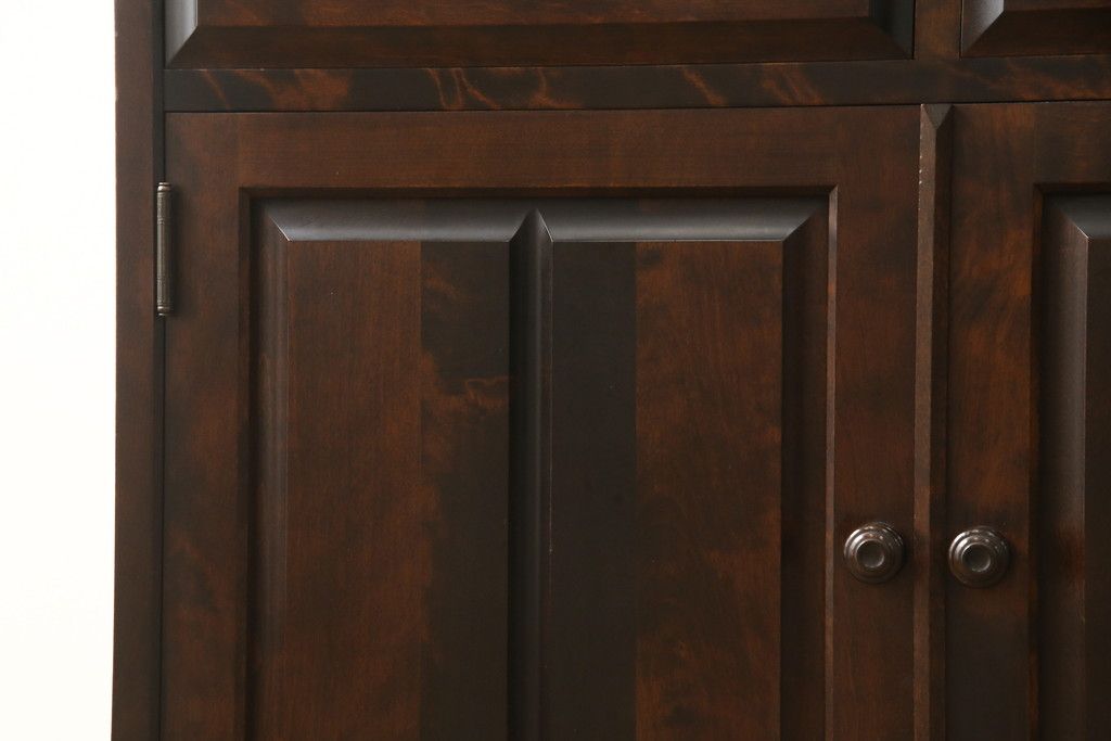 食器棚を2つのキャビネットにリメイク!上段は脚を取り付け。下段は底面にフェルトを取り付け。いずれも天板を取り付けて、ワントーン落ち着いた色に着色仕上げ。