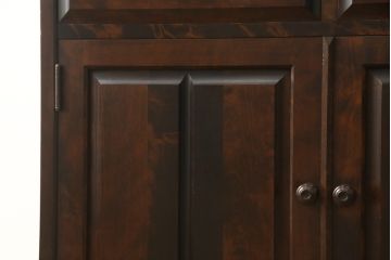 食器棚を2つのキャビネットにリメイク!上段は脚を取り付け。下段は底面にフェルトを取り付け。いずれも天板を取り付けて、ワントーン落ち着いた色に着色仕上げ。