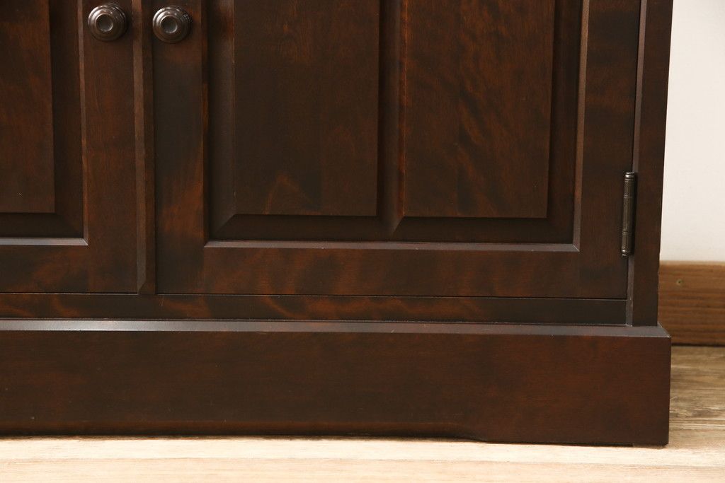 食器棚を2つのキャビネットにリメイク!上段は脚を取り付け。下段は底面にフェルトを取り付け。いずれも天板を取り付けて、ワントーン落ち着いた色に着色仕上げ。