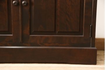 食器棚を2つのキャビネットにリメイク!上段は脚を取り付け。下段は底面にフェルトを取り付け。いずれも天板を取り付けて、ワントーン落ち着いた色に着色仕上げ。