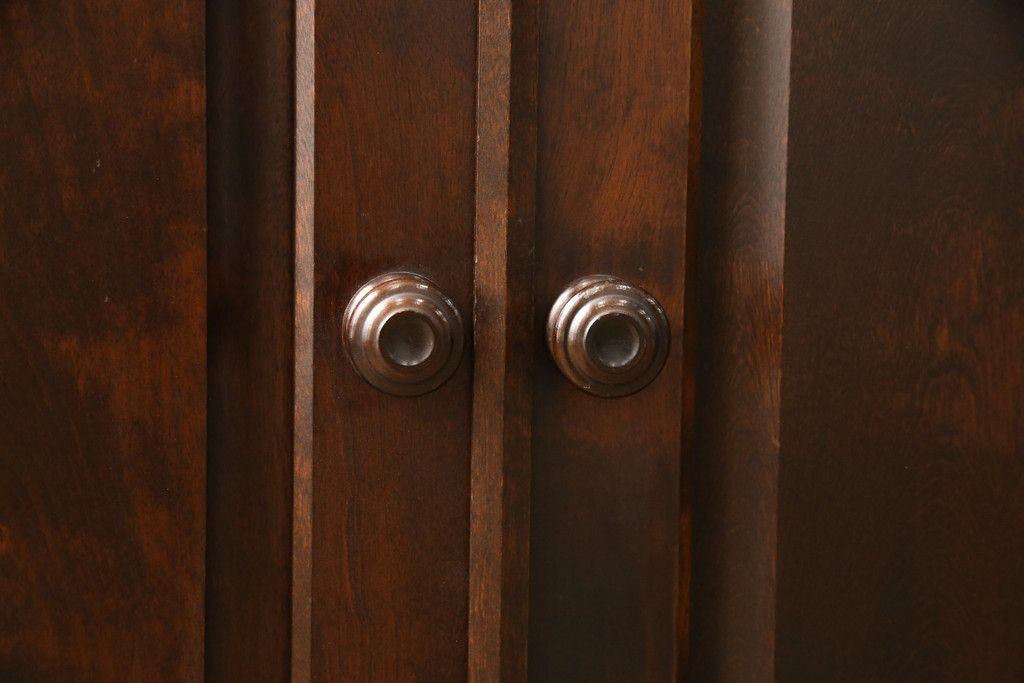 食器棚を2つのキャビネットにリメイク!上段は脚を取り付け。下段は底面にフェルトを取り付け。いずれも天板を取り付けて、ワントーン落ち着いた色に着色仕上げ。