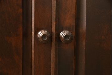 食器棚を2つのキャビネットにリメイク!上段は脚を取り付け。下段は底面にフェルトを取り付け。いずれも天板を取り付けて、ワントーン落ち着いた色に着色仕上げ。