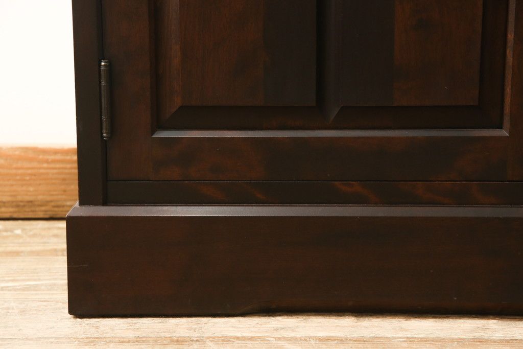 食器棚を2つのキャビネットにリメイク!上段は脚を取り付け。下段は底面にフェルトを取り付け。いずれも天板を取り付けて、ワントーン落ち着いた色に着色仕上げ。