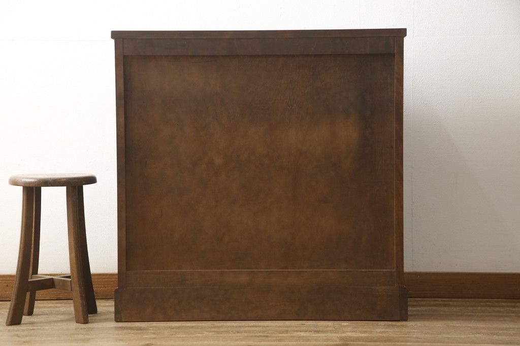 食器棚を2つのキャビネットにリメイク!上段は脚を取り付け。下段は底面にフェルトを取り付け。いずれも天板を取り付けて、ワントーン落ち着いた色に着色仕上げ。