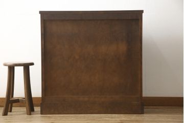 食器棚を2つのキャビネットにリメイク!上段は脚を取り付け。下段は底面にフェルトを取り付け。いずれも天板を取り付けて、ワントーン落ち着いた色に着色仕上げ。