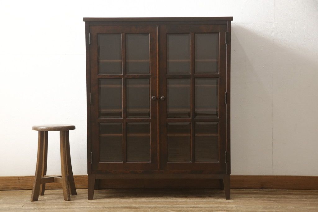 食器棚を2つのキャビネットにリメイク!上段は脚を取り付け。下段は底面にフェルトを取り付け。いずれも天板を取り付けて、ワントーン落ち着いた色に着色仕上げ。