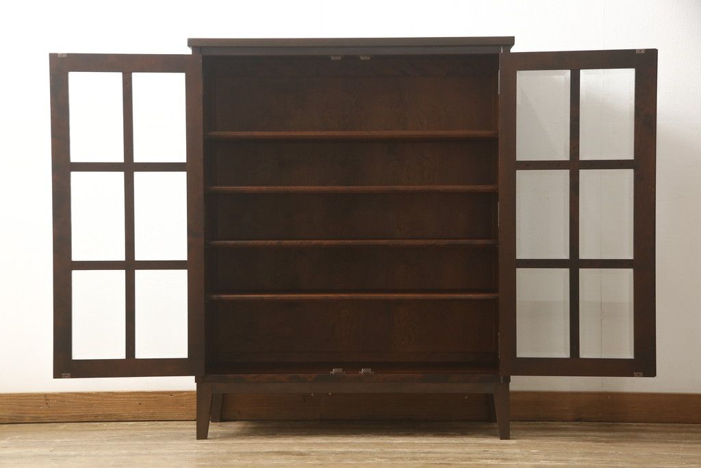 食器棚を2つのキャビネットにリメイク!上段は脚を取り付け。下段は底面にフェルトを取り付け。いずれも天板を取り付けて、ワントーン落ち着いた色に着色仕上げ。