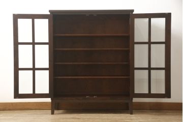 食器棚を2つのキャビネットにリメイク!上段は脚を取り付け。下段は底面にフェルトを取り付け。いずれも天板を取り付けて、ワントーン落ち着いた色に着色仕上げ。