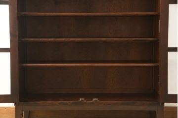 食器棚を2つのキャビネットにリメイク!上段は脚を取り付け。下段は底面にフェルトを取り付け。いずれも天板を取り付けて、ワントーン落ち着いた色に着色仕上げ。