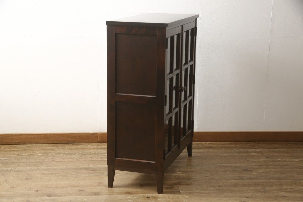 食器棚を2つのキャビネットにリメイク!上段は脚を取り付け。下段は底面にフェルトを取り付け。いずれも天板を取り付けて、ワントーン落ち着いた色に着色仕上げ。