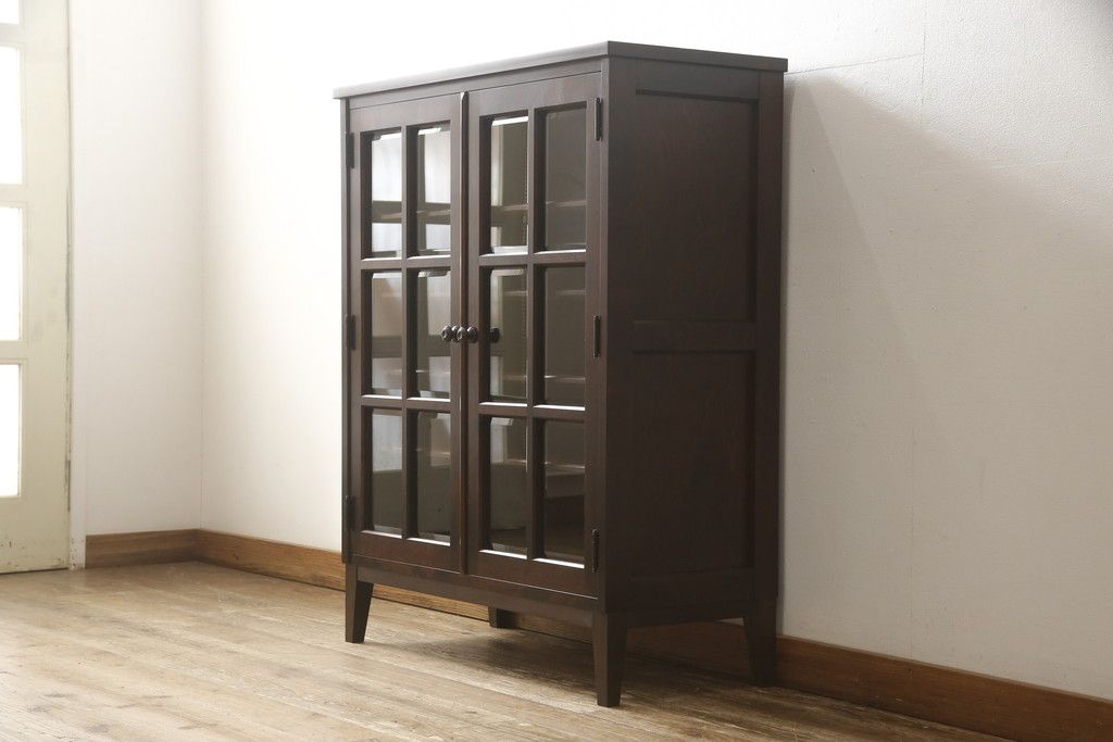 食器棚を2つのキャビネットにリメイク!上段は脚を取り付け。下段は底面にフェルトを取り付け。いずれも天板を取り付けて、ワントーン落ち着いた色に着色仕上げ。