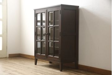 食器棚を2つのキャビネットにリメイク!上段は脚を取り付け。下段は底面にフェルトを取り付け。いずれも天板を取り付けて、ワントーン落ち着いた色に着色仕上げ。