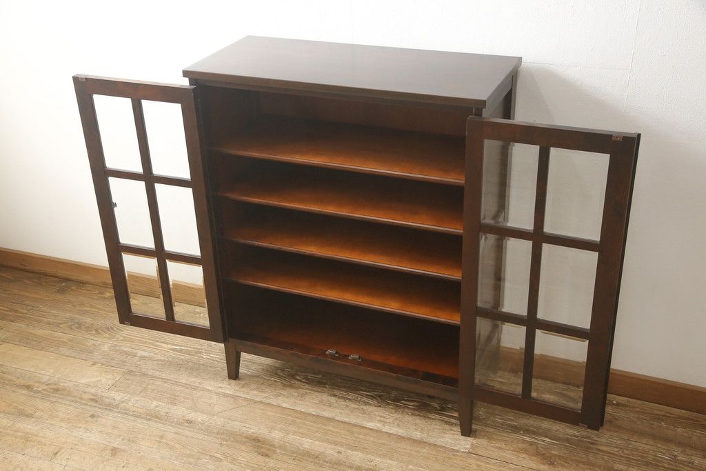 食器棚を2つのキャビネットにリメイク!上段は脚を取り付け。下段は底面にフェルトを取り付け。いずれも天板を取り付けて、ワントーン落ち着いた色に着色仕上げ。