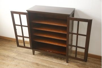 食器棚を2つのキャビネットにリメイク!上段は脚を取り付け。下段は底面にフェルトを取り付け。いずれも天板を取り付けて、ワントーン落ち着いた色に着色仕上げ。