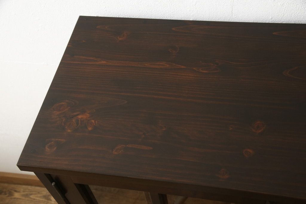 食器棚を2つのキャビネットにリメイク!上段は脚を取り付け。下段は底面にフェルトを取り付け。いずれも天板を取り付けて、ワントーン落ち着いた色に着色仕上げ。