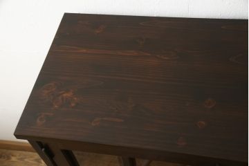 食器棚を2つのキャビネットにリメイク!上段は脚を取り付け。下段は底面にフェルトを取り付け。いずれも天板を取り付けて、ワントーン落ち着いた色に着色仕上げ。