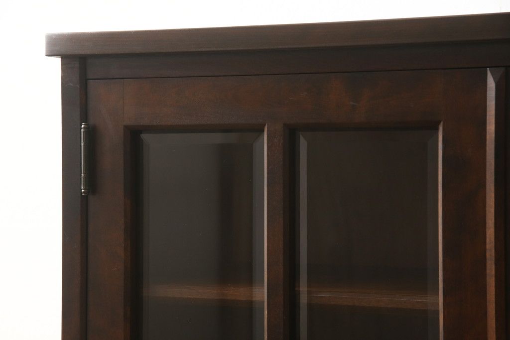 食器棚を2つのキャビネットにリメイク!上段は脚を取り付け。下段は底面にフェルトを取り付け。いずれも天板を取り付けて、ワントーン落ち着いた色に着色仕上げ。