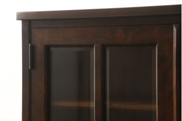 食器棚を2つのキャビネットにリメイク!上段は脚を取り付け。下段は底面にフェルトを取り付け。いずれも天板を取り付けて、ワントーン落ち着いた色に着色仕上げ。