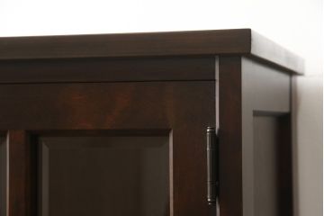 食器棚を2つのキャビネットにリメイク!上段は脚を取り付け。下段は底面にフェルトを取り付け。いずれも天板を取り付けて、ワントーン落ち着いた色に着色仕上げ。