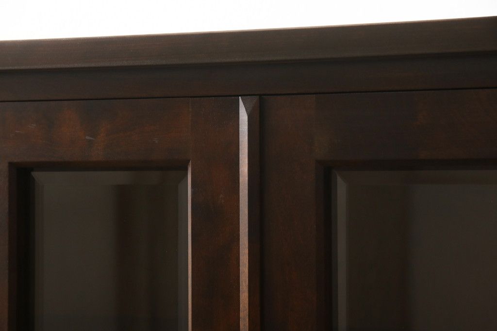 食器棚を2つのキャビネットにリメイク!上段は脚を取り付け。下段は底面にフェルトを取り付け。いずれも天板を取り付けて、ワントーン落ち着いた色に着色仕上げ。