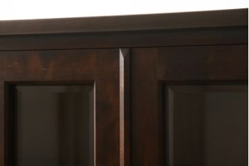 食器棚を2つのキャビネットにリメイク!上段は脚を取り付け。下段は底面にフェルトを取り付け。いずれも天板を取り付けて、ワントーン落ち着いた色に着色仕上げ。