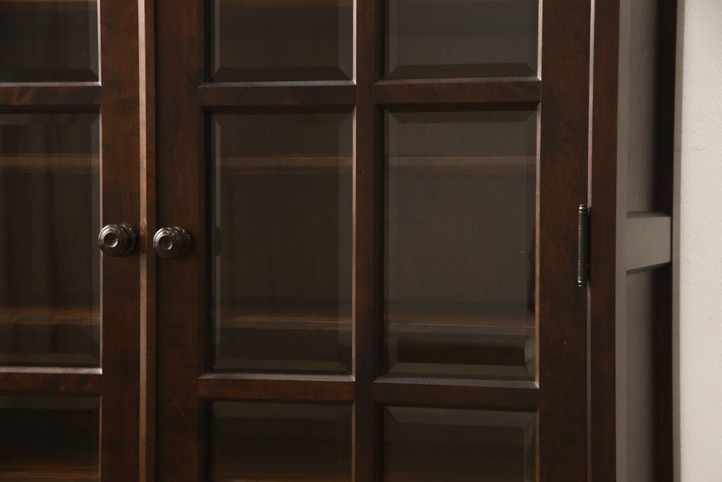 食器棚を2つのキャビネットにリメイク!上段は脚を取り付け。下段は底面にフェルトを取り付け。いずれも天板を取り付けて、ワントーン落ち着いた色に着色仕上げ。