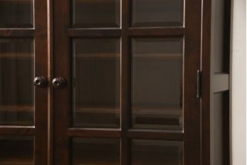 食器棚を2つのキャビネットにリメイク!上段は脚を取り付け。下段は底面にフェルトを取り付け。いずれも天板を取り付けて、ワントーン落ち着いた色に着色仕上げ。