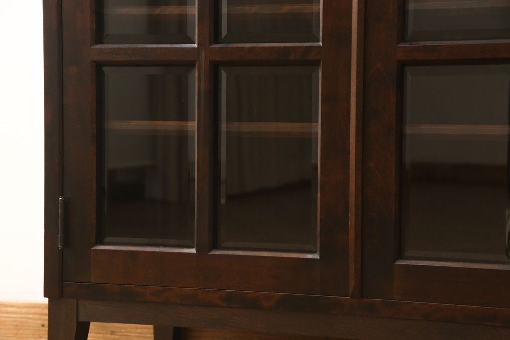 食器棚を2つのキャビネットにリメイク!上段は脚を取り付け。下段は底面にフェルトを取り付け。いずれも天板を取り付けて、ワントーン落ち着いた色に着色仕上げ。