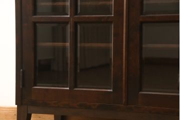 食器棚を2つのキャビネットにリメイク!上段は脚を取り付け。下段は底面にフェルトを取り付け。いずれも天板を取り付けて、ワントーン落ち着いた色に着色仕上げ。