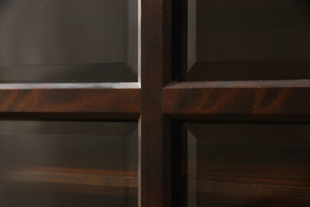 食器棚を2つのキャビネットにリメイク!上段は脚を取り付け。下段は底面にフェルトを取り付け。いずれも天板を取り付けて、ワントーン落ち着いた色に着色仕上げ。