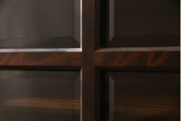 食器棚を2つのキャビネットにリメイク!上段は脚を取り付け。下段は底面にフェルトを取り付け。いずれも天板を取り付けて、ワントーン落ち着いた色に着色仕上げ。