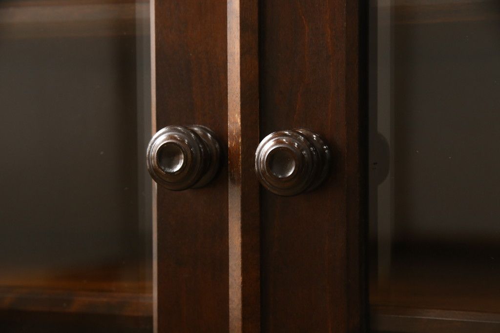 食器棚を2つのキャビネットにリメイク!上段は脚を取り付け。下段は底面にフェルトを取り付け。いずれも天板を取り付けて、ワントーン落ち着いた色に着色仕上げ。