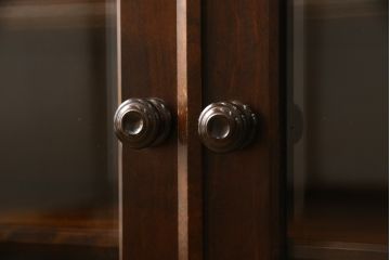 食器棚を2つのキャビネットにリメイク!上段は脚を取り付け。下段は底面にフェルトを取り付け。いずれも天板を取り付けて、ワントーン落ち着いた色に着色仕上げ。