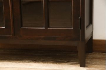 食器棚を2つのキャビネットにリメイク!上段は脚を取り付け。下段は底面にフェルトを取り付け。いずれも天板を取り付けて、ワントーン落ち着いた色に着色仕上げ。