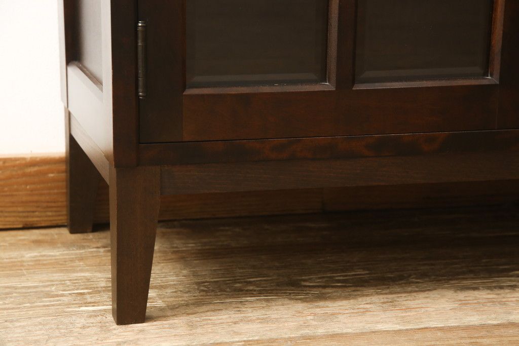 食器棚を2つのキャビネットにリメイク!上段は脚を取り付け。下段は底面にフェルトを取り付け。いずれも天板を取り付けて、ワントーン落ち着いた色に着色仕上げ。