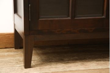 食器棚を2つのキャビネットにリメイク!上段は脚を取り付け。下段は底面にフェルトを取り付け。いずれも天板を取り付けて、ワントーン落ち着いた色に着色仕上げ。