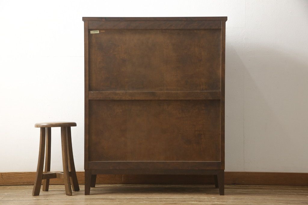 食器棚を2つのキャビネットにリメイク!上段は脚を取り付け。下段は底面にフェルトを取り付け。いずれも天板を取り付けて、ワントーン落ち着いた色に着色仕上げ。