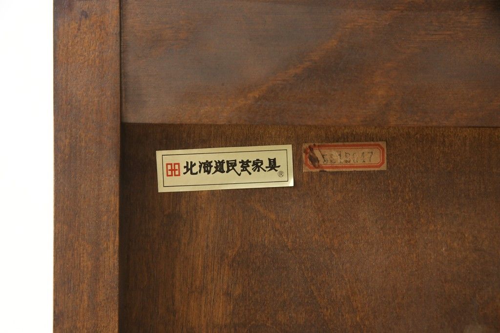 食器棚を2つのキャビネットにリメイク!上段は脚を取り付け。下段は底面にフェルトを取り付け。いずれも天板を取り付けて、ワントーン落ち着いた色に着色仕上げ。