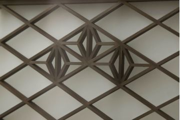 欄間を壁掛けにリメイク!固定具を制作し、ご希望の色に着色仕上げ。