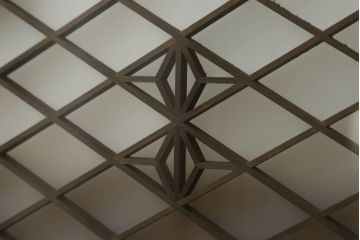 欄間を壁掛けにリメイク!固定具を制作し、ご希望の色に着色仕上げ。