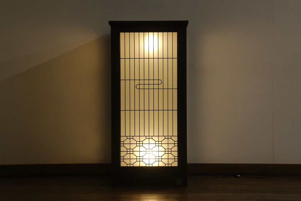 建具をスタンドライトにリメイク!4枚の建具を組んでスタンドライトに加工。脚を取り付け、ご希望の色に着色仕上げ。