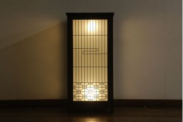 建具をスタンドライトにリメイク!4枚の建具を組んでスタンドライトに加工。脚を取り付け、ご希望の色に着色仕上げ。