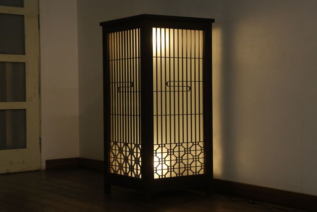 建具をスタンドライトにリメイク!4枚の建具を組んでスタンドライトに加工。脚を取り付け、ご希望の色に着色仕上げ。