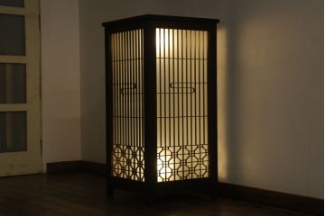 建具をスタンドライトにリメイク!4枚の建具を組んでスタンドライトに加工。脚を取り付け、ご希望の色に着色仕上げ。